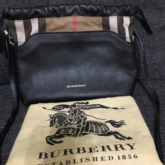 Authentic Burberry body bag - Picture 1 of 6